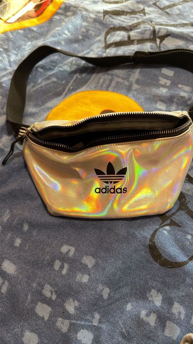 Холограмна чанта за кръст Adidas – сребриста