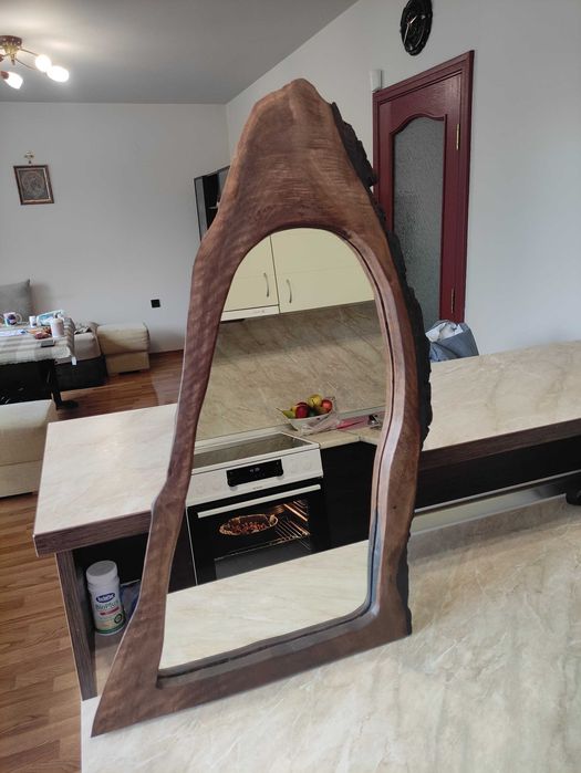 Огледало с дървена рамка