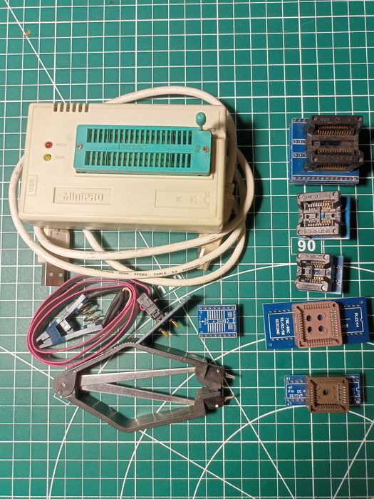 Программатор MiniPro TL866A с комплектом адаптеров.