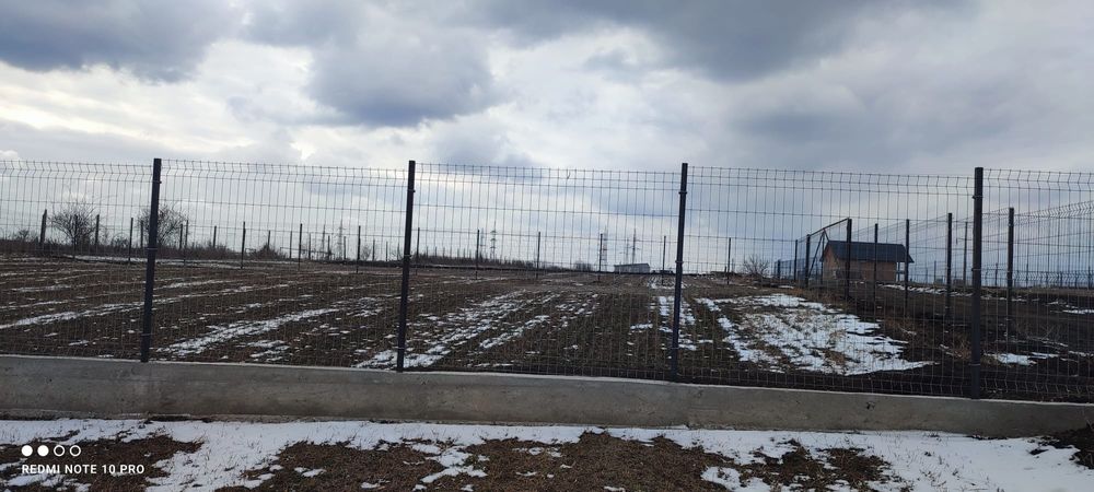 Vând pământ intravilan