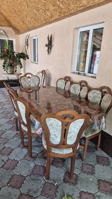 Стол и восемь стульями