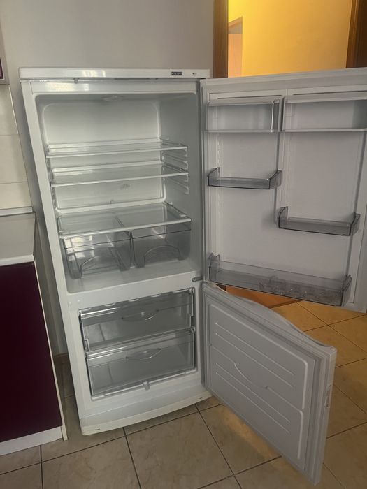 Продам Холодильник ATLANT  белый