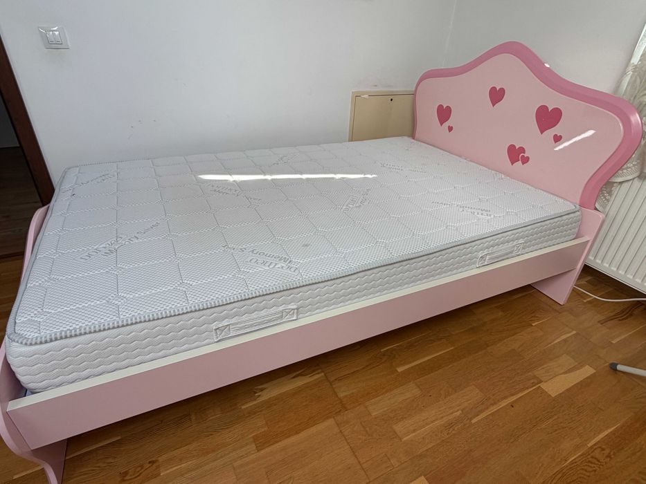 Vand mobila dormitor roz pentru fete achizitionata de la Mobexpert, pat, saltea, dulap cu 3 usi, masa de birou si noptiera