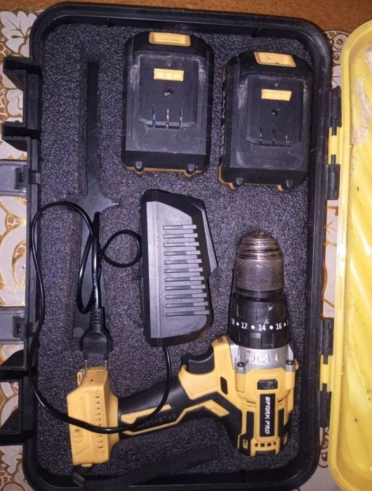 Продам шуруповерт с шнеком и адаптером