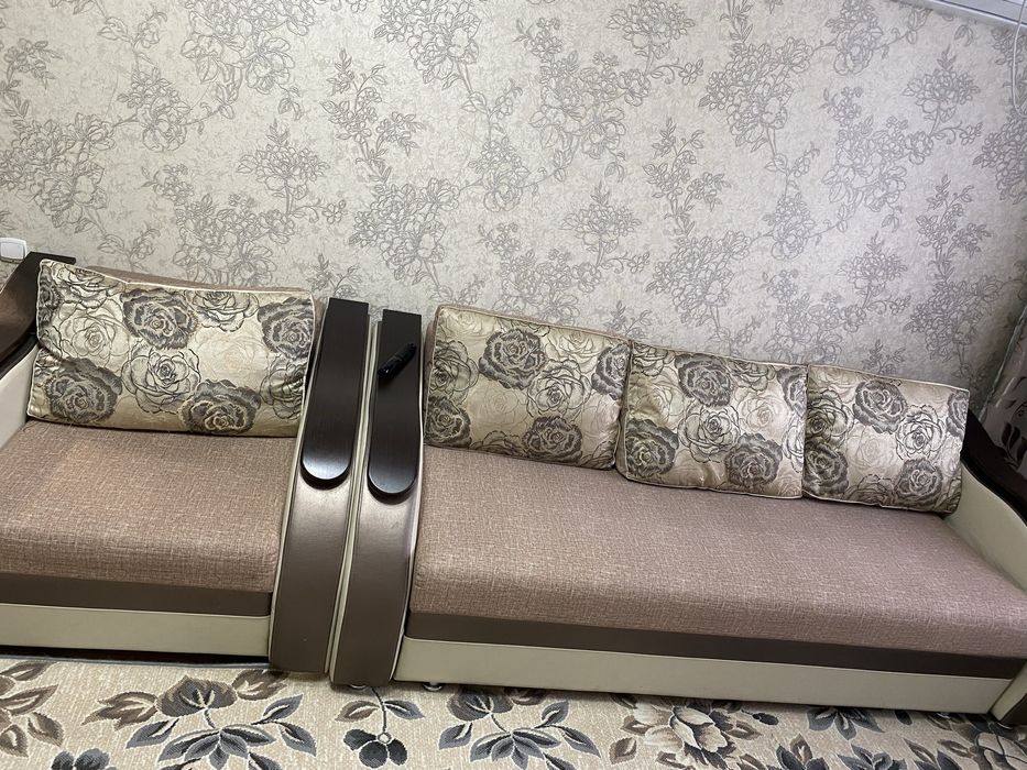 Диван  с  креслом .