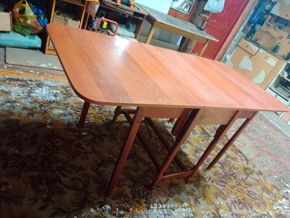 Продам стол книжку деревянный