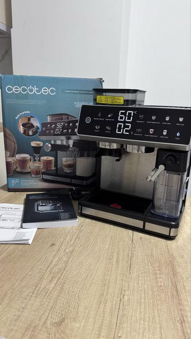 Espressor de cafea cu ecran tactil NOU cu folie pe el