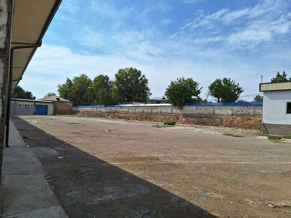 Продаётся 6 400 м² склад.