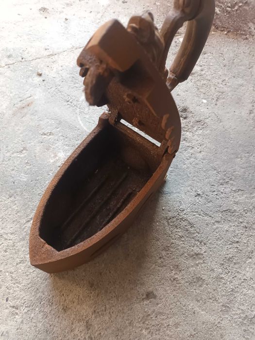 Продавам 100 годишна ютия, която е работила със жар!