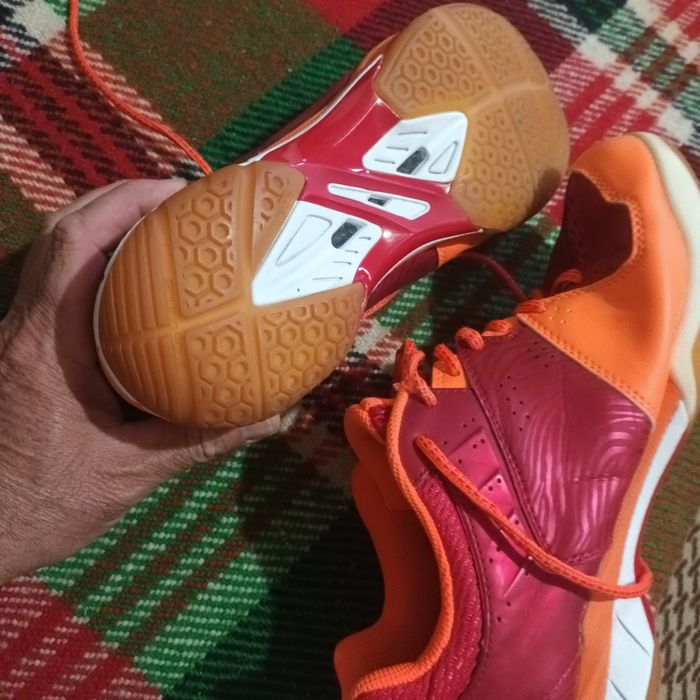 Тенис маратонки за червено.