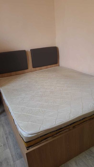 двуспальняя кровать