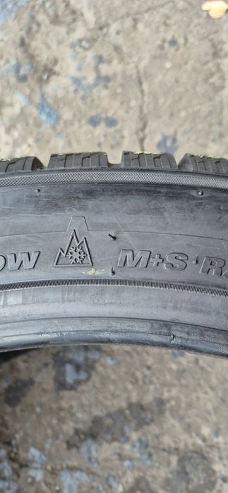 2 anvelope iarna ca noi Kumho 265/40/22,dot 2023.Pretul este pe bucata.