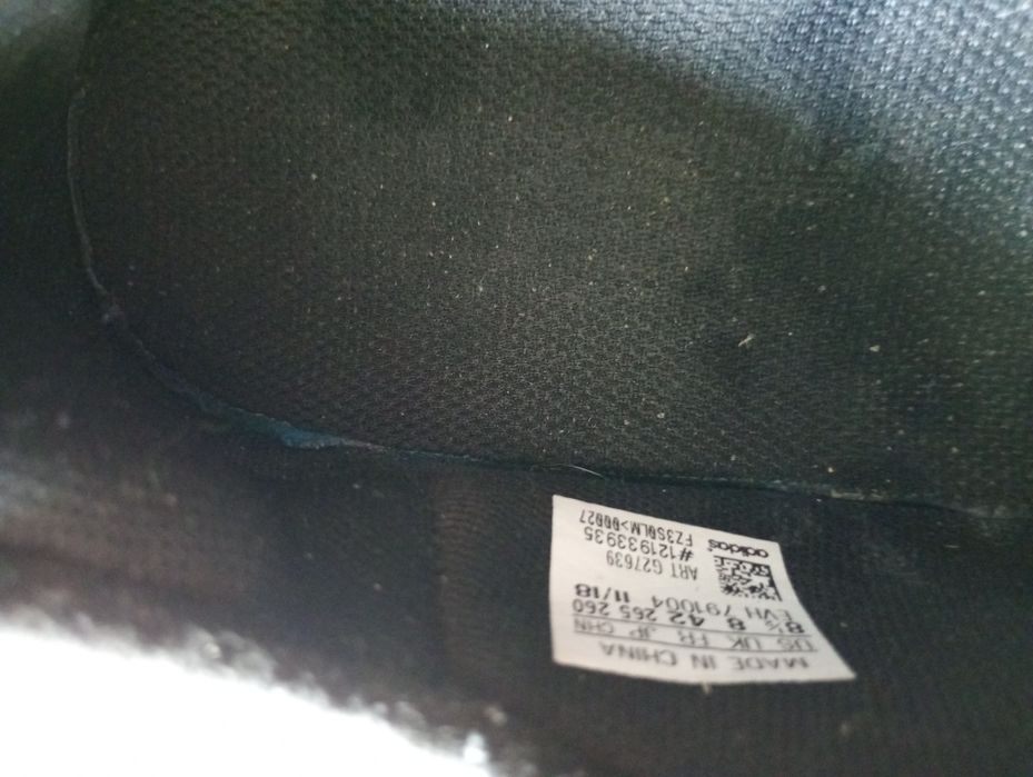 Vand adidasi ultimul model