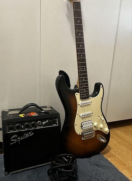 Pachet Chitara Electrica Squier by Fender Stratocaster HSS + Amplificator + Accesorii complet