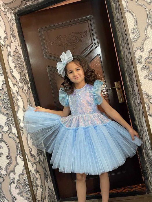 Qizlar va bolalar uchun bayram ko'ylak sotiladi