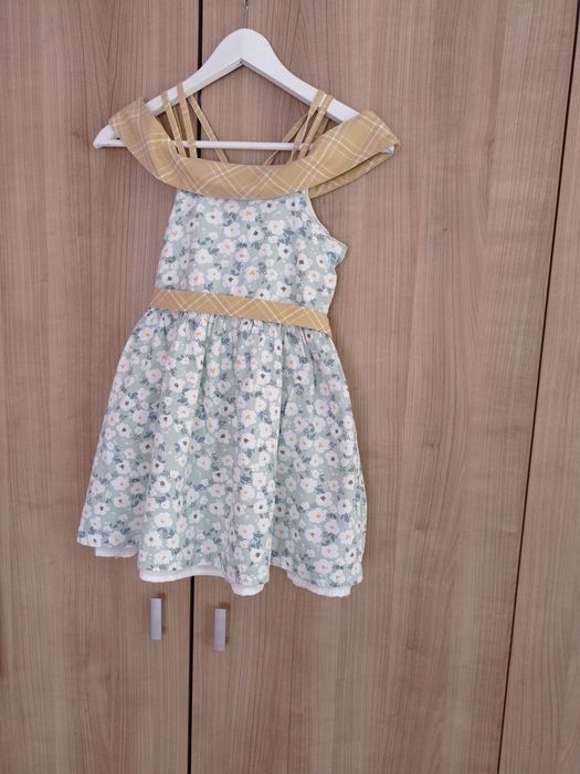 Продавам 3 броя рокли за момиче