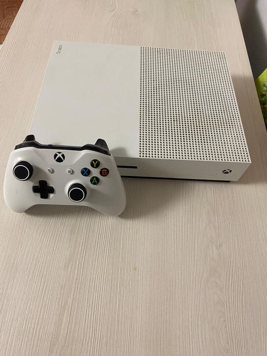 Xbox ONE S 1TB + o maneta
Minecraft