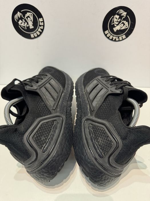 Маратонки ADIDAS ULTRA BOOST . Номер 42