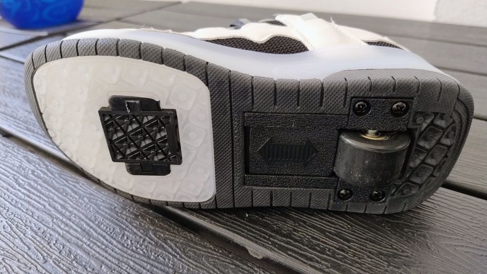 Încălțăminte sport cu role și luminițe