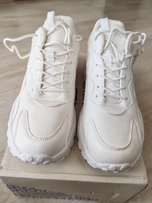 Продам кроссовки новые