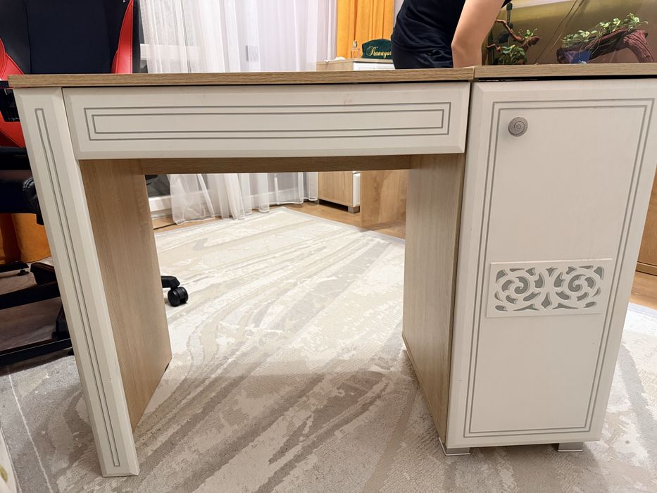 Продаётся туалетный столик с зеркалом