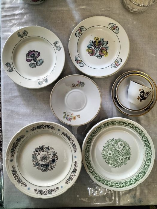 Кофейник и пять кружек, графин, ляган, тарелки