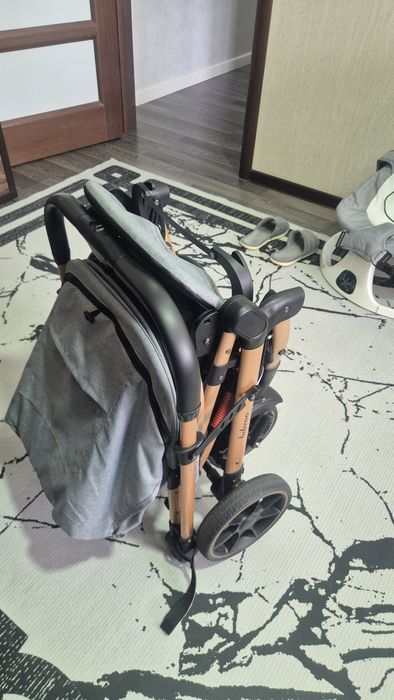 Детская кровать и каляска