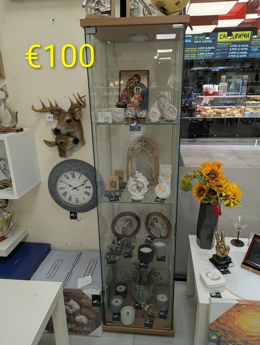 Стъклена витрина