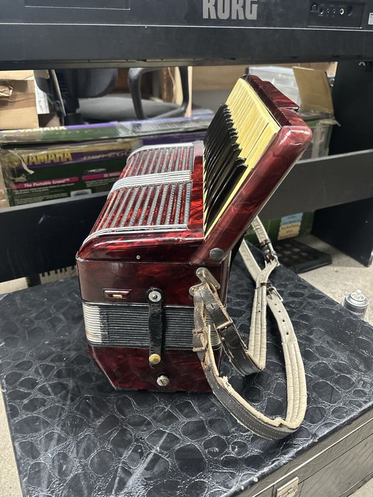 Acordeon Hohner Tango 2 cu 80 basi vergea  lunga vergele