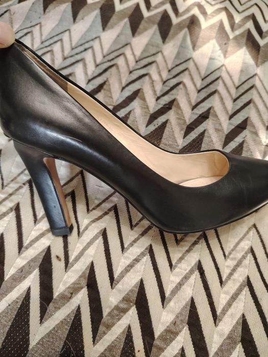 Элегантные черные туфли на каблуке