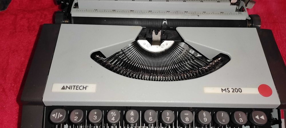 Masina de scris  portabila  ANITECH MS 200  o vand ca defecta
