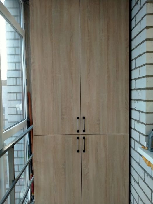 Шкаф. На балкон..