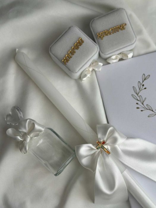 Ритуална свещ и шишенце за миро в нежно бяло