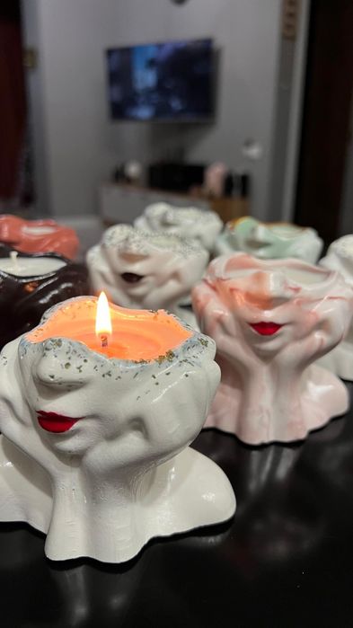 Свечи в вазочке девушка