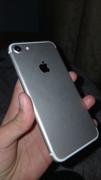 Айфон 7 отдам срочно