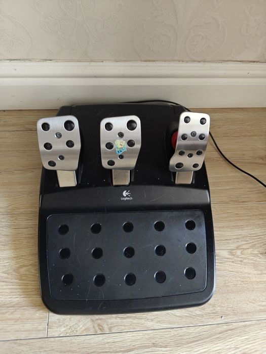 Продам игровой руль Logitech g25