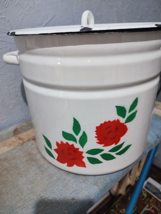 Кастрюлю эмалированная с крышкой, состояние хорошее.