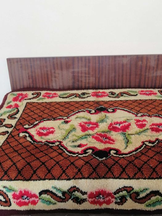 Вълнен китеник с макове