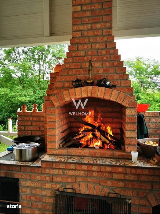 Teren cu cabane A-Frame și priveliște către Munții Făgăraș