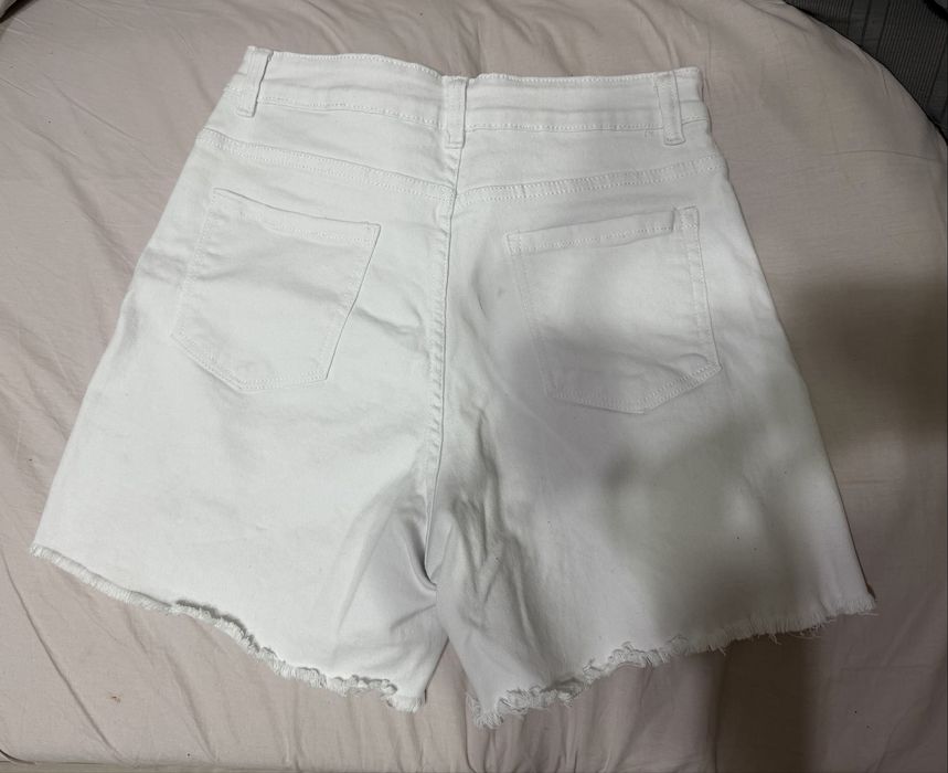 Продам белые джинсовые шорты