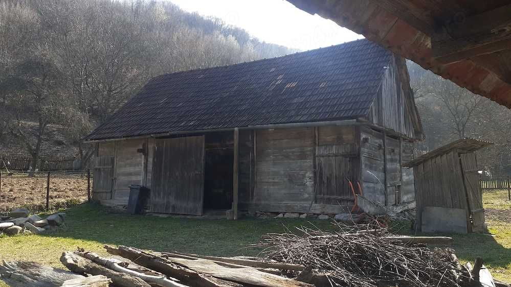 Casa traditionala+teren 640 mp de vanzare la munte, in localitatea Tarcaita, langa Beius
