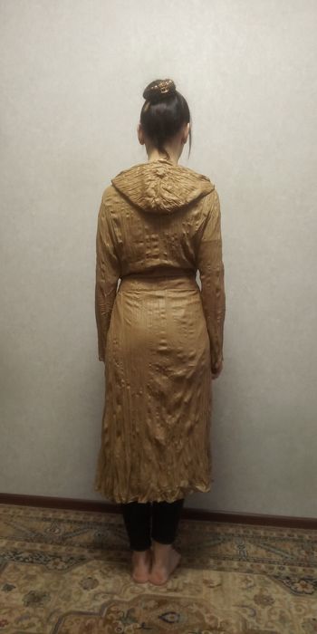 Платье с капюшоном.