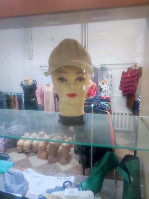 Распродажа одежды и манекенов