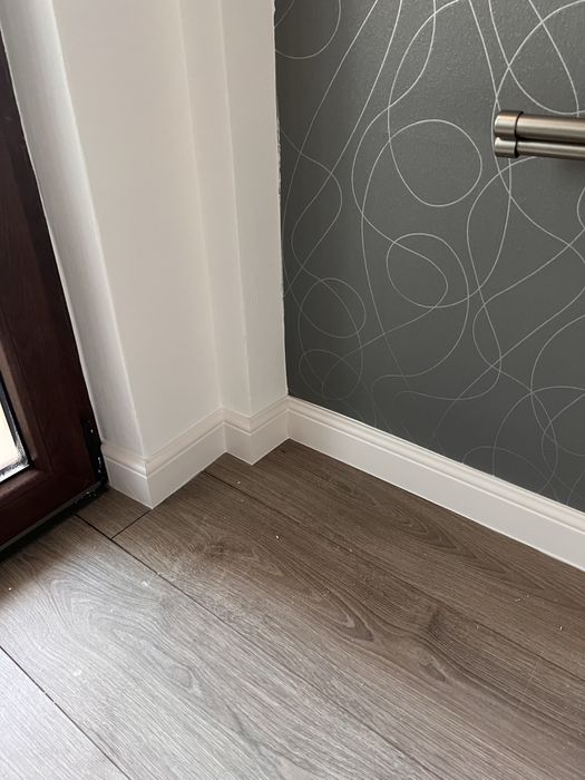 Montaj panou riflaj acustic si plinta polimer dur/lemn