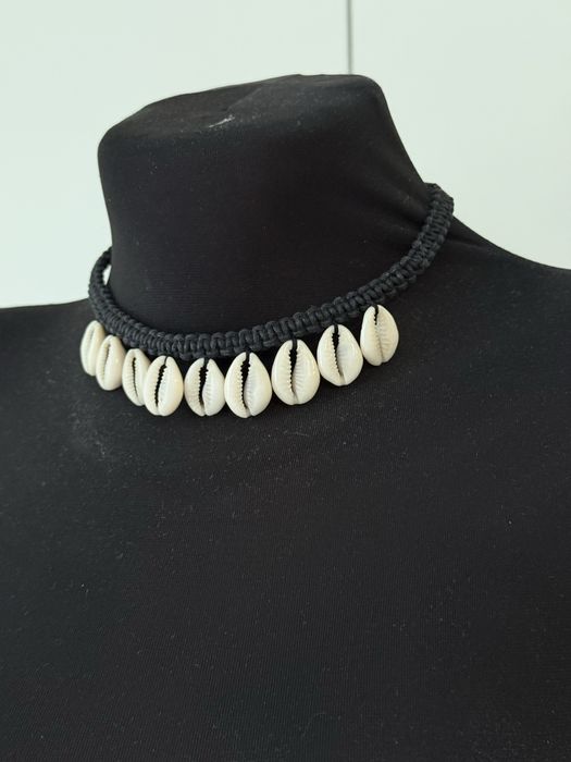 Чокер из ракушек каури