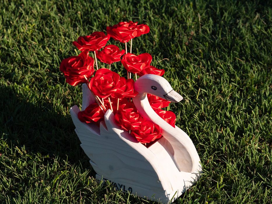 Декорация „Лебед с червени рози“ – ръчна изработка