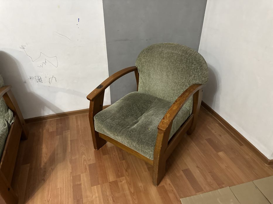 Диван с одним креслом деневянный.