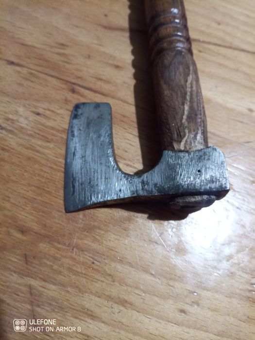 Продава се брадвичка