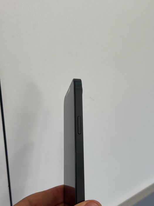 Продавам iPhone 16e 4 цикъла
