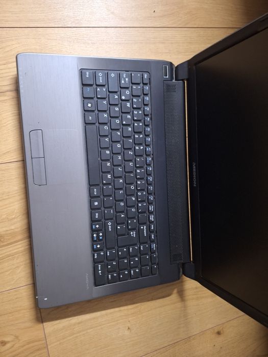 Laptop cu peste 100 de jocuri